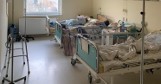 Pandemia COVID-19 w Świętokrzyskiem to już przeszłość? W szpitalach wciąż przebywają zakażeni pacjenci. Zobacz, jak wygląda leczenie 