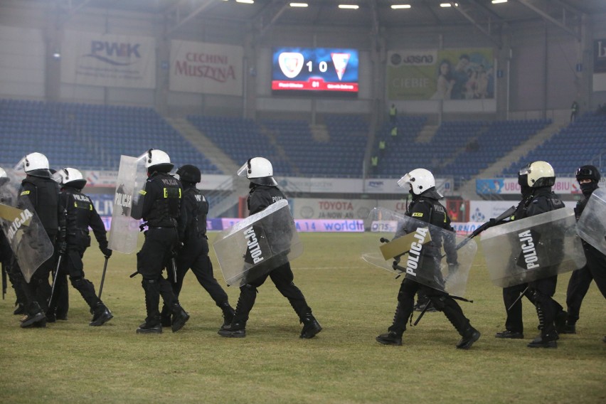 Derby Śląska przerwane, potem zakończone. Kibice Górnika...