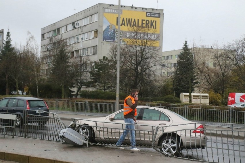 Kierowca mercedesa jadącego w stronę centrum miasta, na...