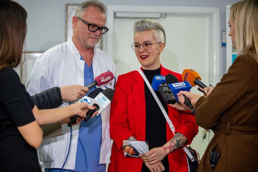 Prof. Paweł Knapp z pacjentką Martą Piotrowską