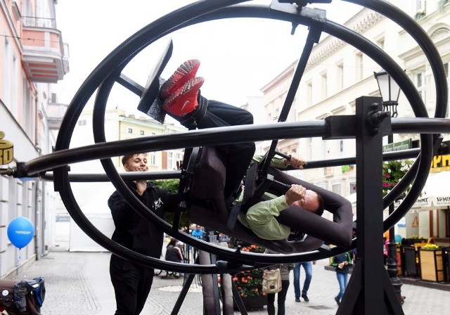 Podczas Święta Województwa Lubuskiego na mieszkańców Zielonej Góry czeka między innymi Festiwal Podróżników National Geographic, gdzie odbywają się interesujące spotkania ze znanymi podróżnikami i blogerami. Ponadto wielką gratką dla fanów nowych technologii jest zlokalizowana na starówce strefa kosmosu, gdzie prezentowany jest potencjał technologiczny regionu. Laboratorium rakietowo-dronowe czy też molekularne? To wszystko znajdziemy na miejscu. Natomiast na pl. Bohaterów odbywa się specjalny piknik rowerowy. Nie warto siedzieć w domu!Zobacz także: Święto woj. lubuskiego - kraina nowoczesnych technologii na zielonogórskim deptakuPOLECAMY RÓWNIEŻ PAŃSTWA UWADZE:Wszystko o Święcie Województwa Lubuskiego