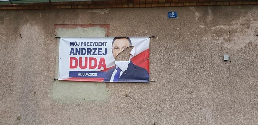 Brudna kampania. Niszczą banery. Ktoś rzucił koktajlem Mołotowa (ZDJĘCIA) 