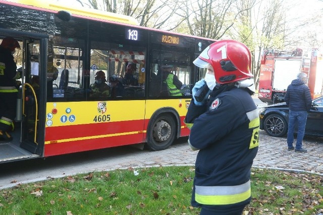 Wypadek autobusu i mercedesa na ul. Nabycińskiej we Wrocławiu 5.11.2020