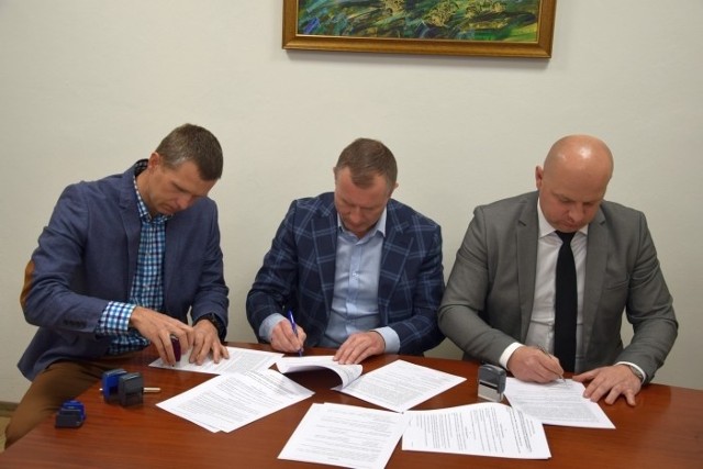 Podpisanie umowy. Od lewej: Wojciech Szyszkowski, Rafał Szyszkowski, Andrzej Tuz.