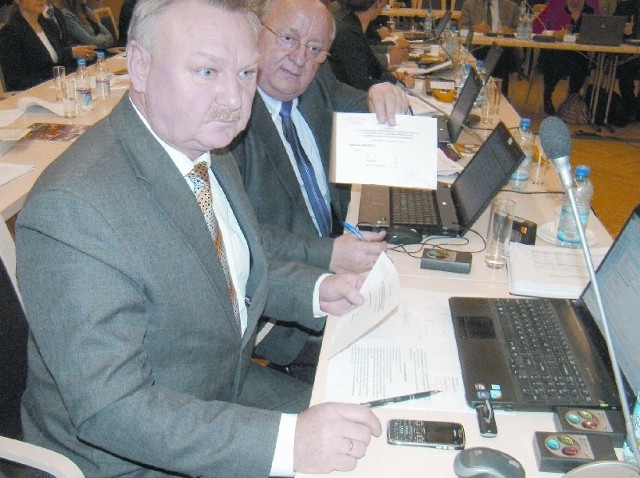 Radni SLD Bogusław Andrzejczak i Edward Fedko nie dali się przekonać. Głosowali przeciwko przekształceniu szpitala w Gorzowie w spółkę.