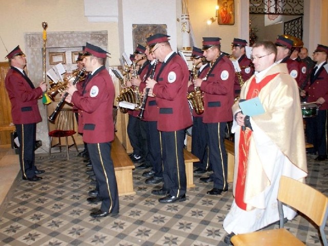 Gminna Orkiestra Dęta w Brodach gra pastorałki