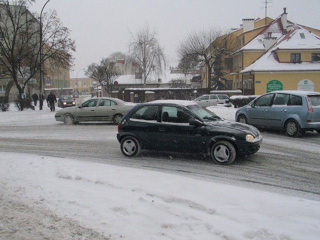 Po czwartkowej śnieżnej zadymce warunki do jazdy po drogach Tarnobrzega są bardzo utrudnione.