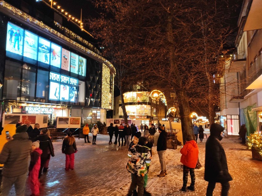 Zakopane. Na Krupówkach wybrzmiały "Hej Sokoły" i "Miłość w Zakopanem". Ludzie tańczą i śpiewają. Jest jednak spokojnie [WIDEO, ZDJĘCIA]