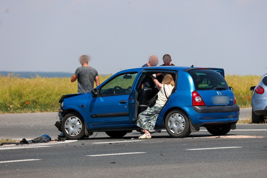 Wypadek w Głuchowie na drodze krajowej nr 94. Cztery osoby trafiły do szpitala [ZDJĘCIA]