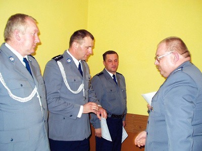 Komendant Dmochowski wręcza awanse