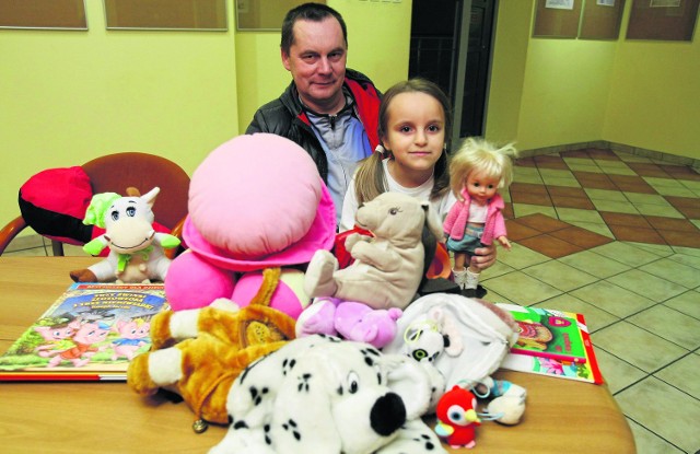 6-letnia Agnieszka w ramach naszej akcji przekazała podopiecznym łódzkiego PCK pluszaki, lalki i książeczki dla dzieci