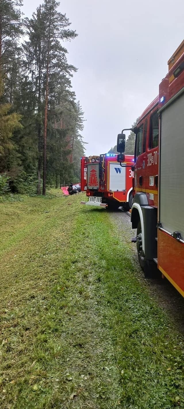 Policja szuka świadków wypadku w Tatarowcach, w którym zginął mężczyzna z trójką synków. Rodzina i znajomi w żałobie