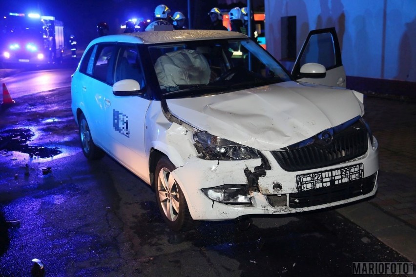 Wypadek w Kępie pod Opolem. Zderzyły się dwa samochody - skoda i volkswagen. Do szpitala trafiły dwie osoby