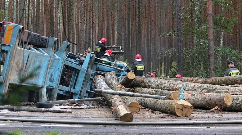 Tragiczny wypadek na trasie Chojnice-Czersk. Ciężarówka zderzyła się z osobówką [ZDJĘCIA]