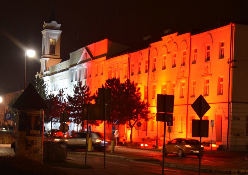 Ostrołęka. Patriotyczne iluminacje w Narodowe Święto Niepodległości. 11.11.2020. Zdjęcia