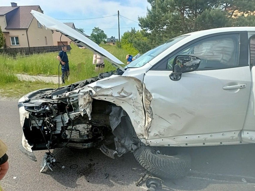 Zderzenie ciężarówki i osobówki w Gniewczynie Trynieckiej. Jedna osoba w szpitalu [ZDJĘCIA]