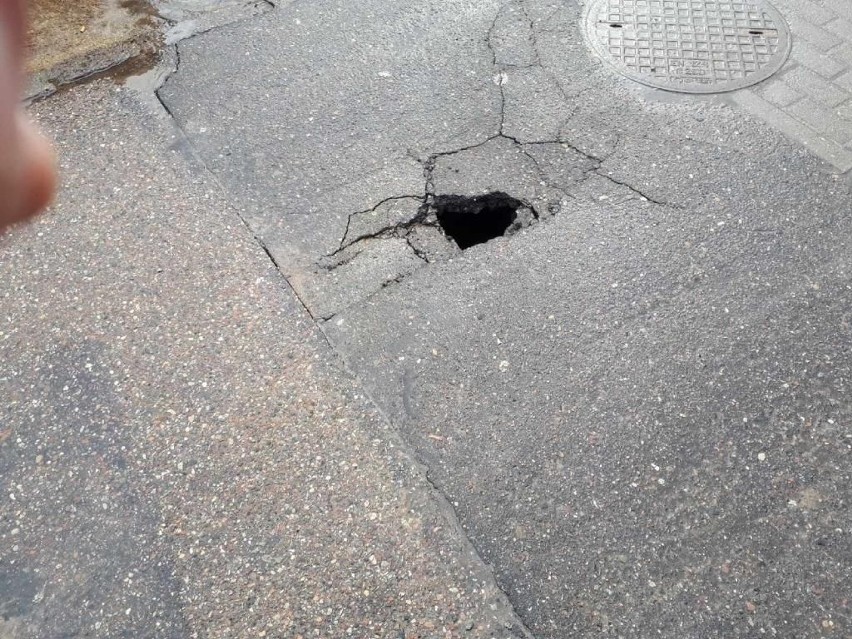 W Szczecinku asfalt zarwał się pod ciężarówką [zdjęcia]