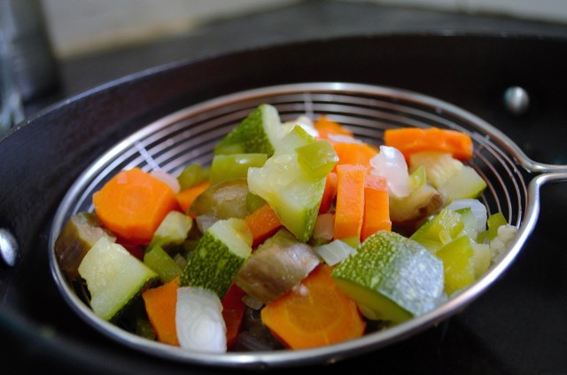 Gotowane warzywaWarzywa gotowane na parze, czy to w parowarze, czy w multicookerze, są zdrowsze niż te gotowane tradycyjnie, a więc we wrzątku.