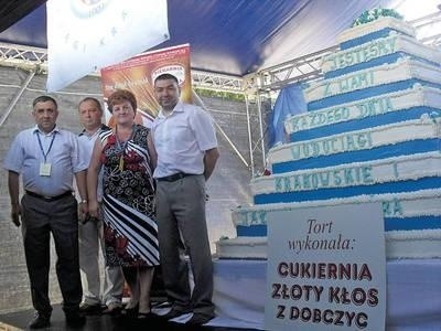 Wielki tort i jego wykonawcy: Władysław Brożek, Zdzisław Palonek, Maria Brożek oraz Roman Palonek
