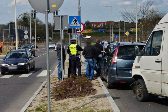 Do zdarzenia doszło, gdy samochód dostawczy volkswagen LT nie zachował odpowiedniej odległości i uderzył w tył pojazdu marki citroen.