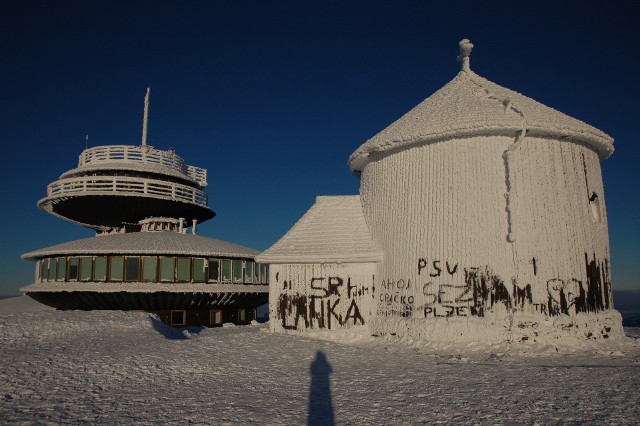 Szczyt Śnieżki zimą. Zamknięta kaplica i budynek obserwatorium meteorologicznego.