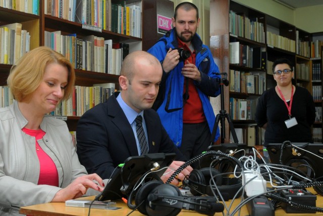 Beata Szymańska, dyrektor biblioteki i Krzysztof Kułakowski, zastępca burmistrza Świecia pierwsi "odpalili" tablety.
