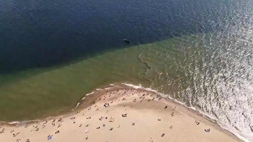 Dramatyczne poszukiwania mężczyzny w Helu. Zniknął z pola widzenia podczas kąpieli w morzu. Plażowicze utworzyli łańcuch życia. Wideo!