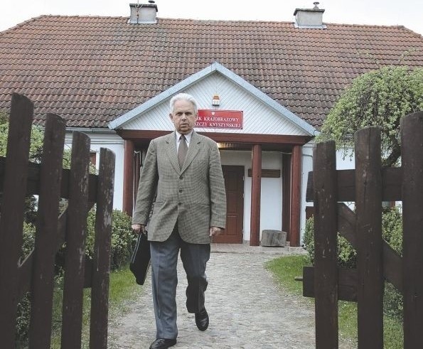 Jan Zachert (na zdjęciu z 2008 roku) przed białym domkiem....