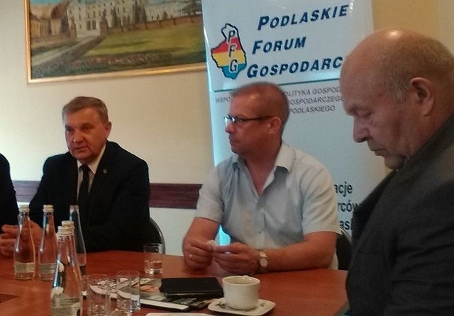 Prezydent Białegostoku Tadeusz Truskolaski, Andrzej Parafiniuk z Podlaskiej Fundacji Rozwoju Regionalnego oraz Witold Karczewski, prezes Izby Przemysłowo-Handlowej