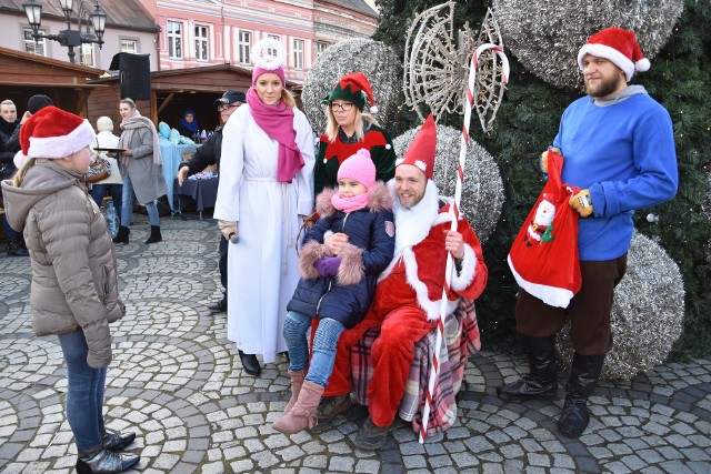 Fotkę z Mikołajem na nakielskim rynku zrobić sobie będzie można w niedzielę w godz. 13-14. Na rynku pojawi się także Królowa Śniegu wraz z pomocnikami. Oj będzie się działo