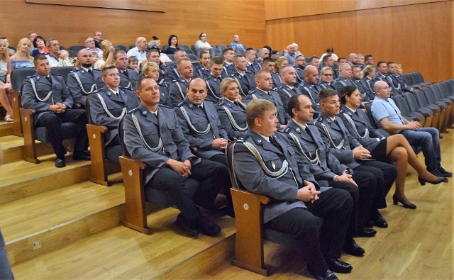 W Sali Koncertowej im. Ireny Dubiskiej w Inowrocławiu odbyły się obchody Święta Policji. Z tej okazji duża grupa funkcjonariuszy Garnizonu Inowrocław otrzymała awanse na wyższe stopnie służbowe. Do stopnia podinspektora awansowano nadkom. Alberta Kowalskiego. Komisarzami zostali: podkom. Robert Haśkiewicz, podkom. Tomasz Jaskólski, podkom. Magdalena Nowak i podkom. Andrzej Pańka. Nominowano do stopnia aspiranta sztabowego: st. asp. Marcin Błaszak, st. asp. Łukasz Gwizdalski, st. asp. Mariusz Wardęcki, do stopnia starszego aspiranta: asp. Tomasz Olejniczak, asp. Artur Wiater, do stopnia aspiranta: mł. asp. Beata Fryska-Barnaś, mł. asp. Piotr Gawrysiak, mł. asp. Paweł Kazubowski, mł. asp. Konrad Łęczycki, mł. asp. Mariusz Piernik, mł. asp. Łukasz Procek, do stopnia młodszego aspiranta: sierż. szt. Milena Błaszak, sierż. szt. Paweł Czyżewski, sierż. szt. Grzegorz Dzikowski, sierż. szt. Maciej Goczkowski, sierż. szt. Anna Grecman, sierż. szt. Krzysztof Jasiak, sierż. szt. Mateusz Kowalcze, sierż. szt. Radosław Sowiński, sierż. szt. Przemysław Staniszewski, sierż. szt. Mariola Witoń, do stopnia sierżanta sztabowego: st. sierż. Marcin Budny, st. sierż. Karol Furyk, st. sierż. Agnieszka Groblewska, st. sierż. Sylwia Grzelczyk, st. sierż. Krystian Katulski, st. sierż. Adam Kawalerek, st. sierż. Rafał Kozłowski, st. sierż. Marcin Majer, st. sierż. Marcin Skrzypek, st. sierż. Damian Stasiak, st. sierż. Michał Stawicki, st. sierż. Sebastian Strzelecki, st. sierż. Beata Szeląg, st. sierż. Dawid Szymanowski, st. sierż. Adam Trando, do stopnia starszego sierżanta: sierż. Radosław Daroszewski, sierż. Piotr Gabrysiak, sierż. Bartosz Głowacki, sierż. Agnieszka Murawa, sierż. Piotr Piasecki, sierż. Krzysztof Piernik, sierż. Bartłomiej Przybylski, sierż. Paweł Sobczak, sierż. Bartosz Wudniak, sierż. Marcin Zarecki, do stopnia sierżanta: st. post. Przemysław Bajerowski, st. post. Krzysztof Giezek, st. post. Jakub Giza, st. post. Hubert Jaszczak, st. post. Ariel Jęcek, st. post. Paulina Mańkowska, st. post. Adam Świątkowski, st. post. Tomasz Tomaszewski, do stopnia starszego posterunkowego: post. Kacper Barczak, post. Marcin Bzdęga, post. Artur Górski, post. Krzysztof Jaśkowiak, post. Justyna Kajzer, post. Bartosz Kowalski i post. Piotr Szumlas.