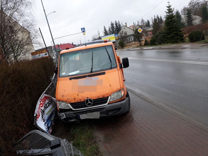 Wypadek pod Wrocławiem na drodze do Trzebnicy. Laweta uderzyła w ogrodzenie (ZDJĘCIA)