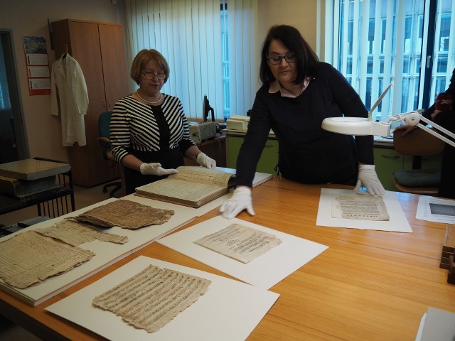 Teresa Górniak i Iwona Bednarek prezentują księgę sprzed 200 lat.