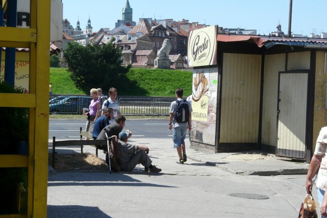 Bezdomni przed dworcem PKS. O ile nie zakłócają spokoju, mają prawo tam przebywać 