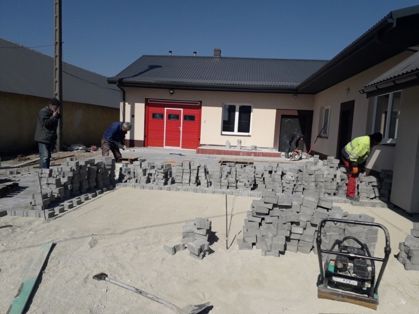 Ochotnicza Straż Pożarna Ostrów w gminie Krasocin ma nowy plac. Zobacz, jak postępowały prace (ZDJĘCIA)