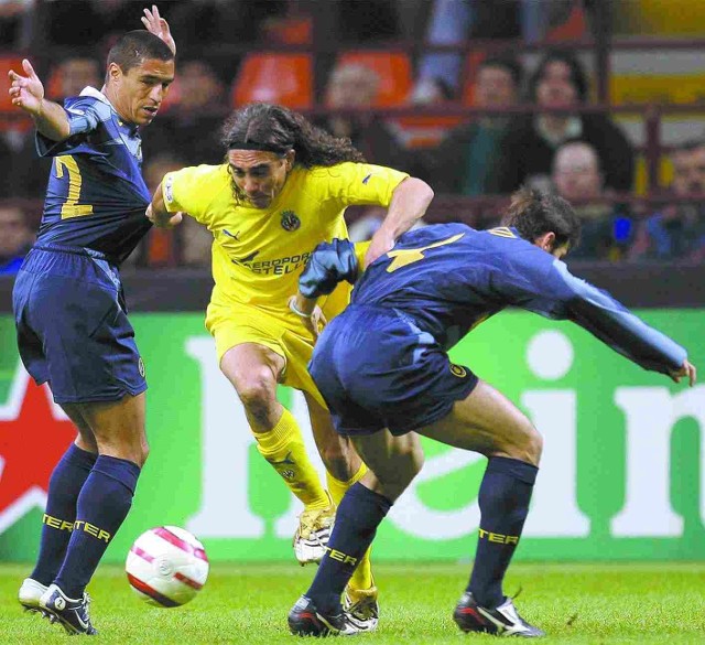 Pablo Sorin próbuje przejść obrońców Interu. W pierwszym meczu mediolańczycy wygrali 2:1.