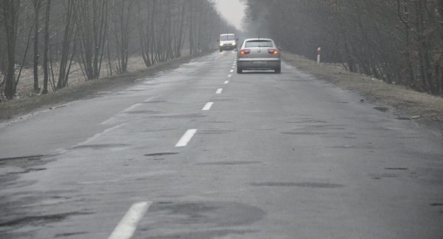 Tak wygląda droga wojewódzka nr 487 na odcinku Olesno-Boroszów. To jedna z najbardziej dziurawych dróg w powiecie oleskim.