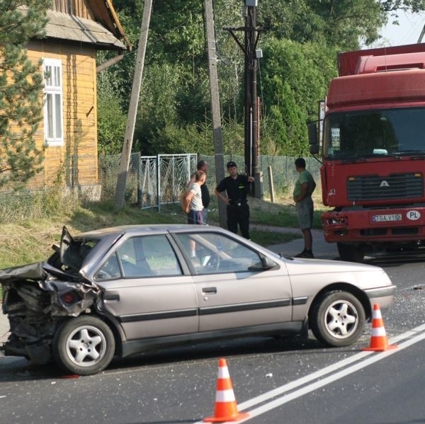 Wskutek zderzenia tył peugeota został kompletnie zgnieciony.