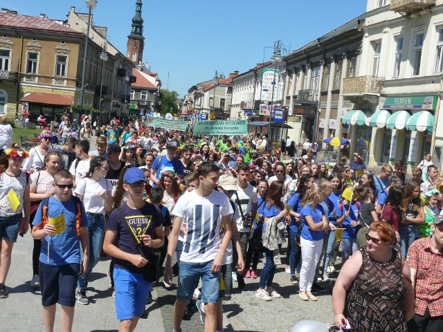 W XV już Marszu Godności, który przeszedł od kościoła farnego na ulicy Rwańskiej  do Placu Corazziego w Radomiu wzięło udział ponad 1000 osób - dzieci z radomskich szkół i ich opiekunów, osób niepełnosprawnych i przedstawicieli różnych instytucji.