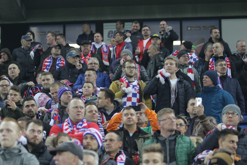 Górnik Zabrze - Śląsk Wrocław. Kibice odśpiewali hymn ZDJĘCIA KIBICÓW