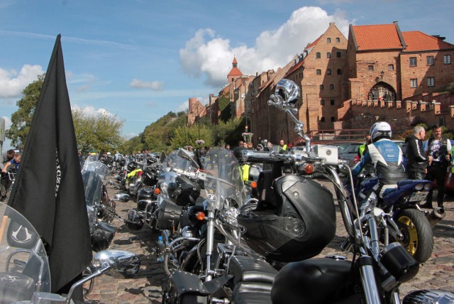 Zbiórką na błoniach około trzystu motocykli "Motocykliczni Grudziądz" rozpoczęli uroczyste zakończenie sezonu motorowego. Pokazowym przejazdem przemieścili się do Mega Parku gdzie bawili się przednio.