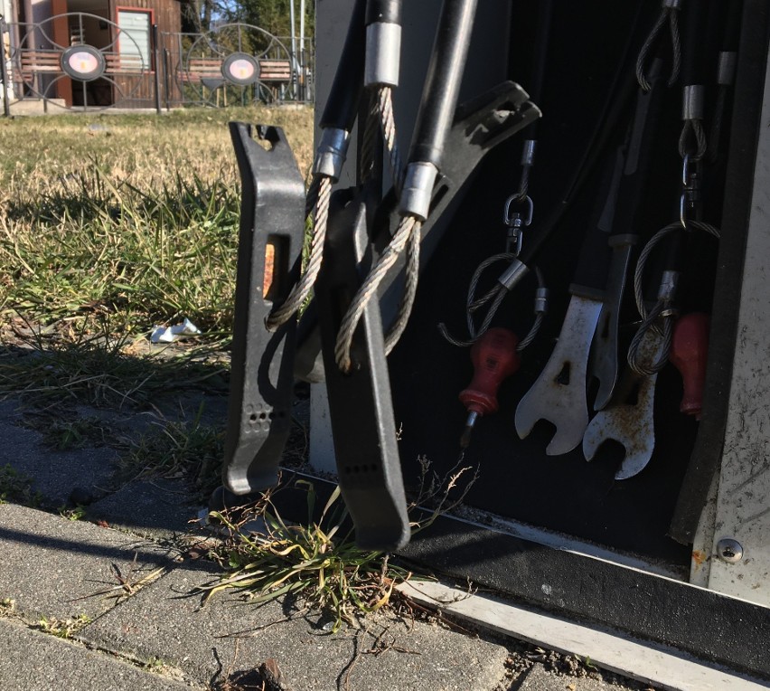 Zniszczona samoobsługa stacja napraw rowerów przy ulicy...