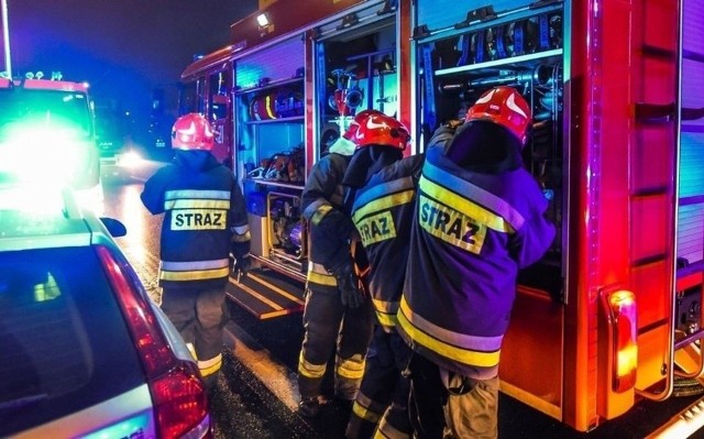 Do groźnego pożaru doszło w piątek późnym wieczorem w miejscowości Warblewo koło Polanowa.