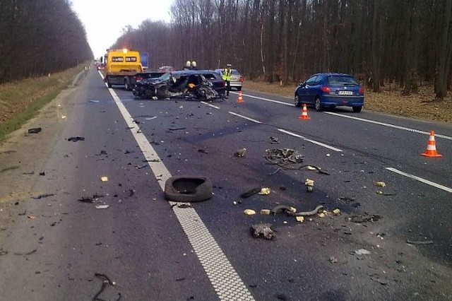 Kierowca audi został odwieziony do szpitala.Auto nadaje się jedynie do kasacji.