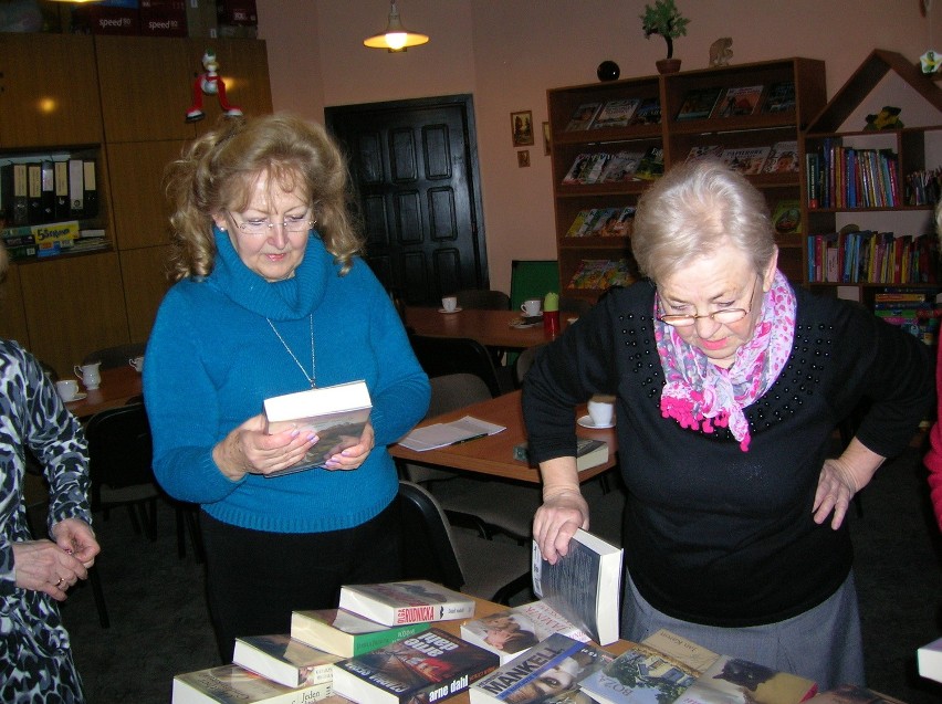 Miłośnicy książek na spotkaniu w miasteckiej bibliotece