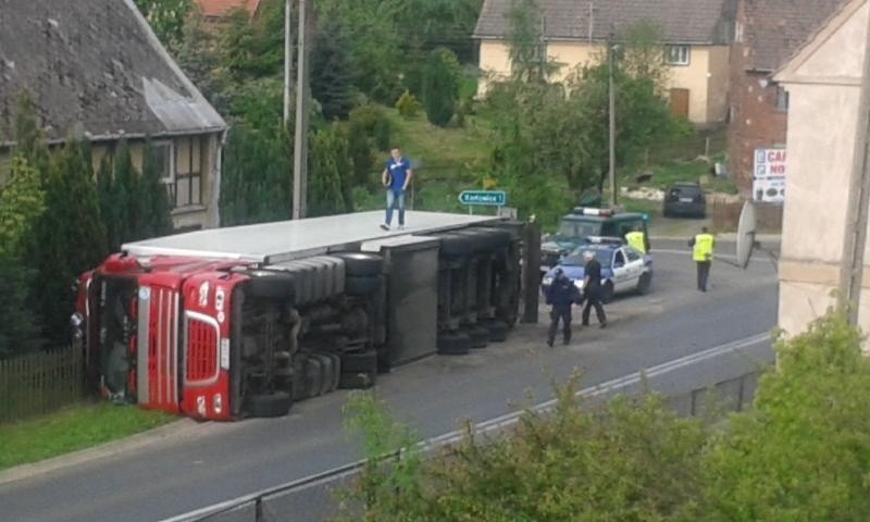 Wypadek ciężarówki między Lubaniem i Gryfowem Śląskim. Przewrócony tir blokuje przejazd (ZDJĘCIA)