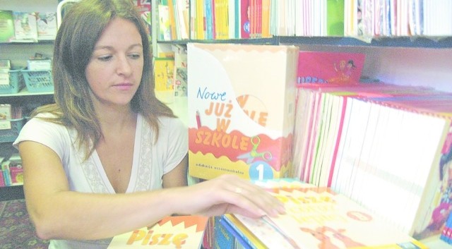 Monika Siepielewska z księgarni "Matras&#8221; wykłada wszystkie podręczniki dla pierwszaka. Gdyby chcieć wyposażyć go od A do Z to trzeba wydać ok. 300 złotych.