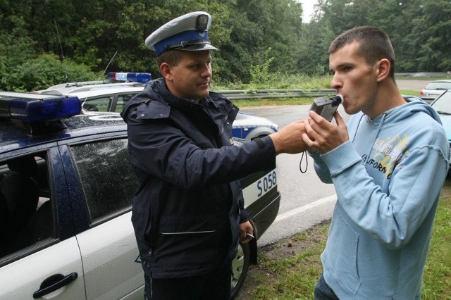 Pan Arkadiusz Makowski nie obawiał się dmuchać w policyjny alkomat