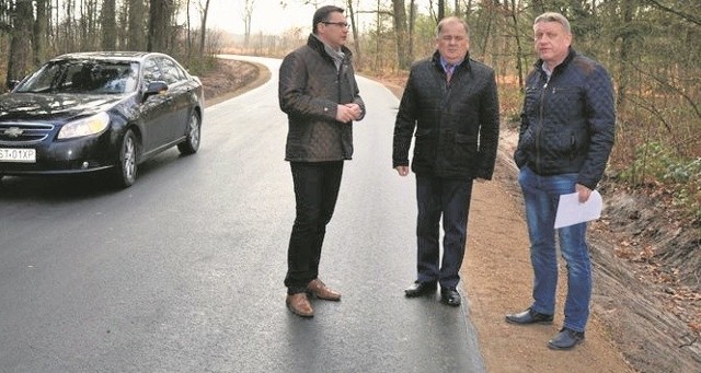 Na odnowionej drodze od lewej zastępca starosty Mariusz Sołtys, starosta Janusz Zarzeczny i dyrektor zarządu dróg Piotr Śliwiński