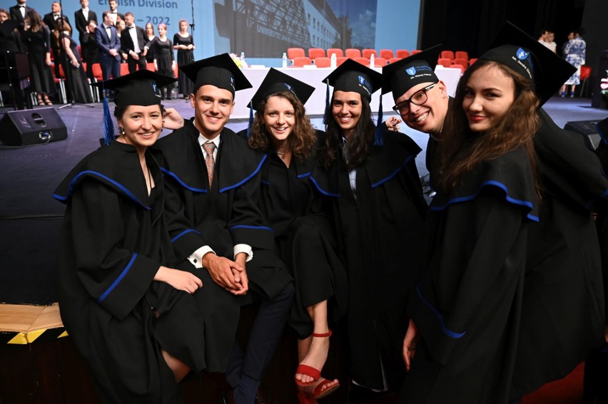 Ponad stu absolwentów kierunku lekarskiego w Kielcach odebrało dyplomy i złożyło przysięgę lekarską. Zobacz zdjęcia